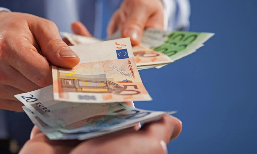 Παπαθανάσης: Η αύξηση του κατώτατου μισθού θα συμπαρασύρει κι άλλες αυξήσεις όπως στα επιδόματα